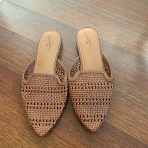 Universal thread tan flats. Size 8.5